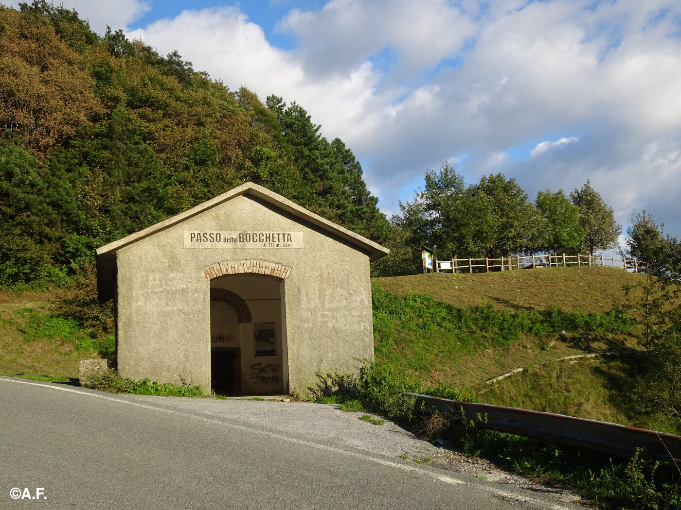 La cappelletta al Passo della Bocchetta