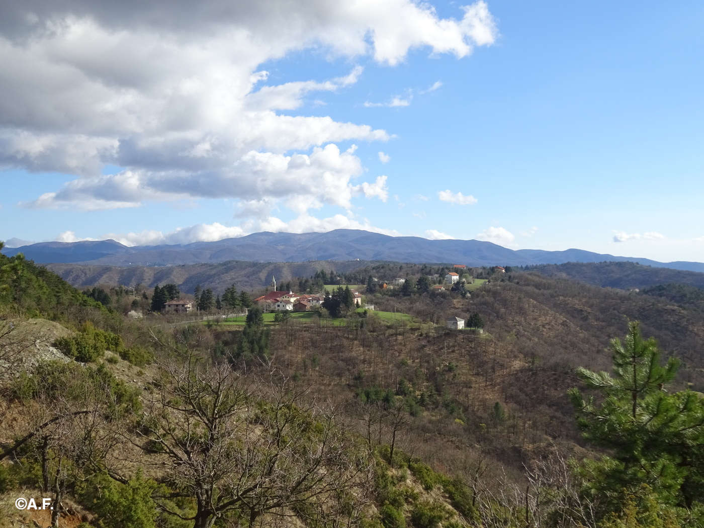 Le case di Piancastagna con il Monte Béigua sullo sfondo