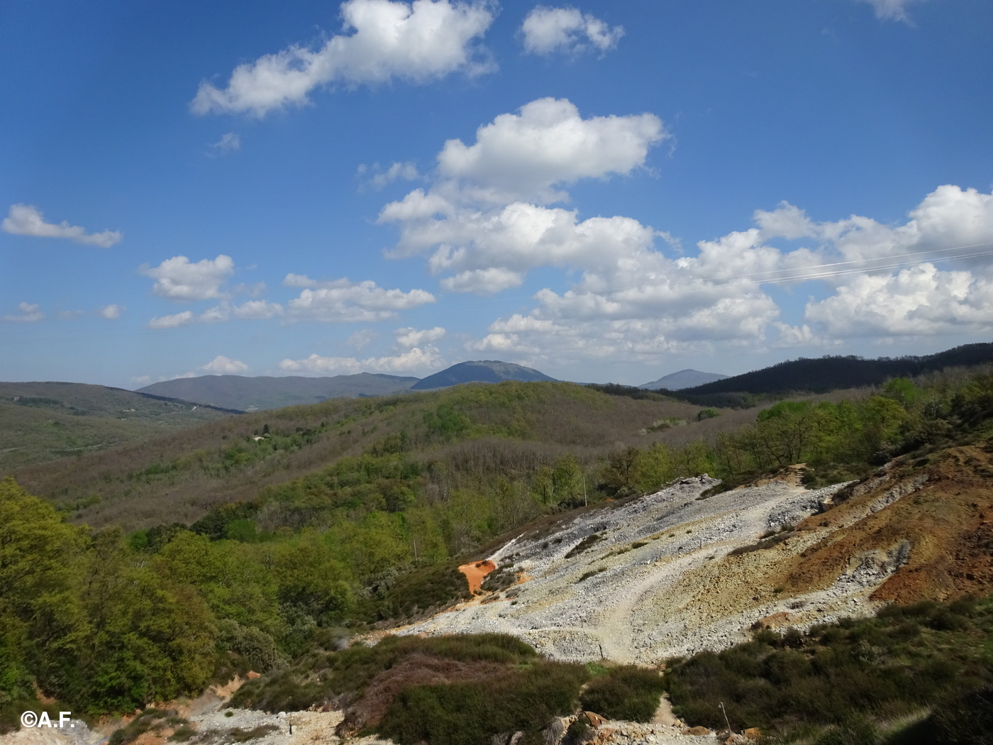 Panorama verso est dalle Biancane; sullo sfondo le Cornate e il Poggio di Montieri