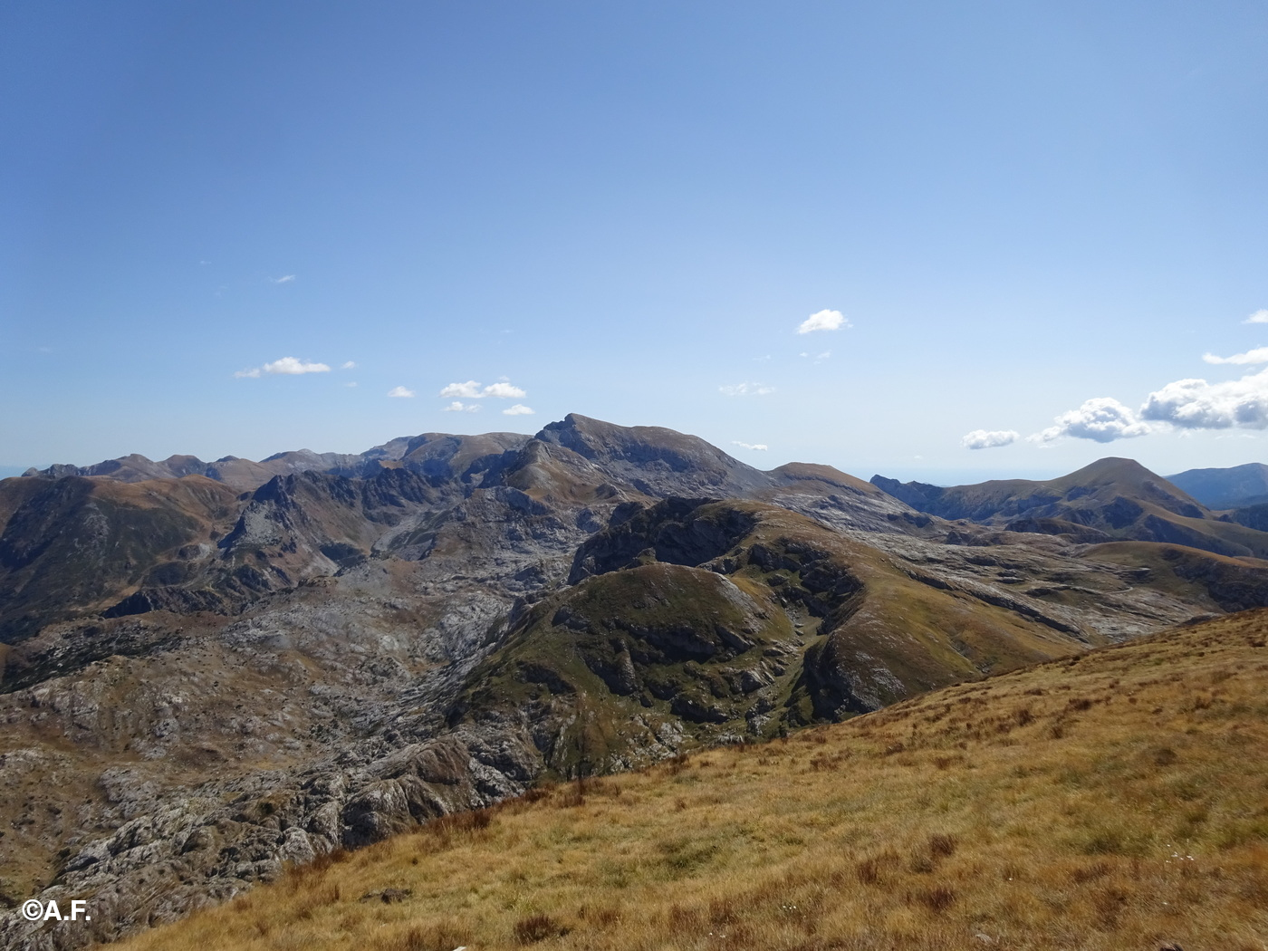 Panorama dalla vetta verso il Marguaréis e le Alpi Liguri
