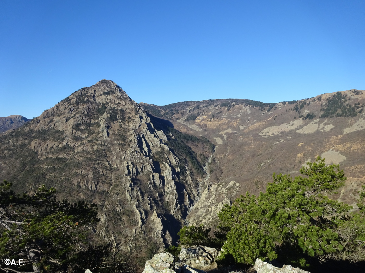 Il Monte Rama e il vallone del Rio Carbunéa dalla Rocca Turchina