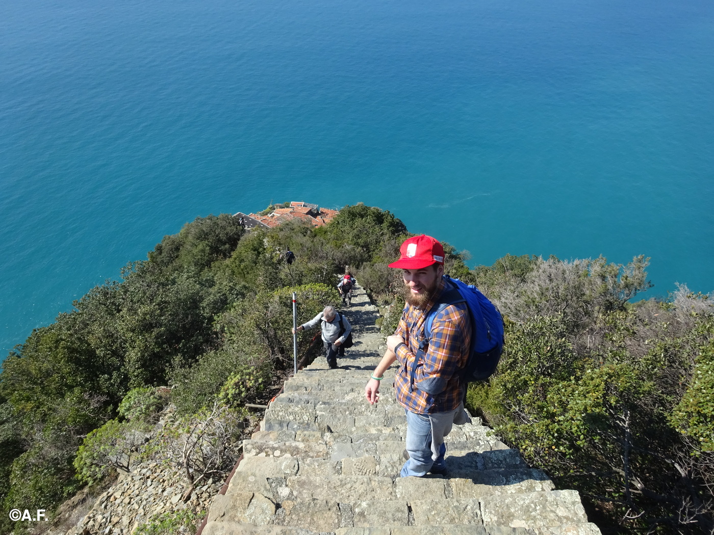 Scendendo la scalinata verso Monesteroli