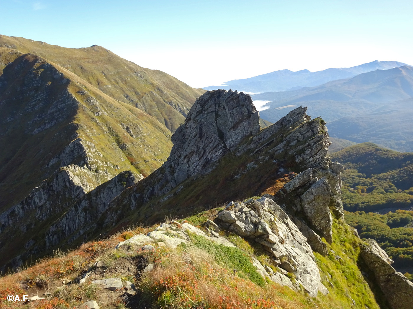 Un torrione sulla cresta nord del Monte Alto
