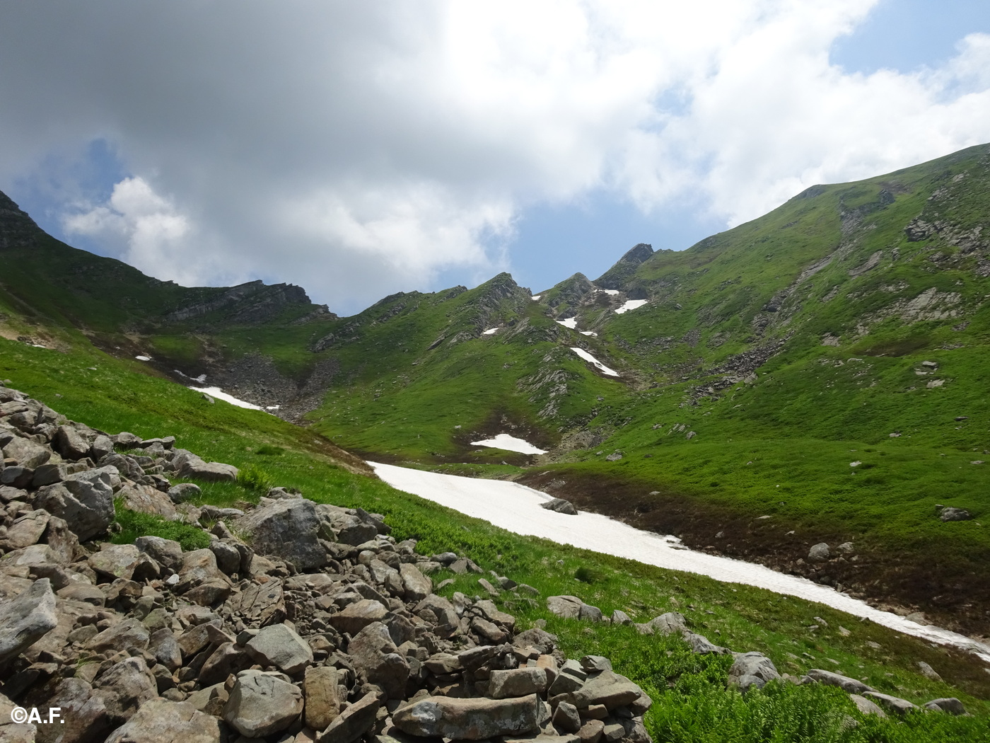 Il circo glaciale sovrastato dal Passo di Pietratagliata