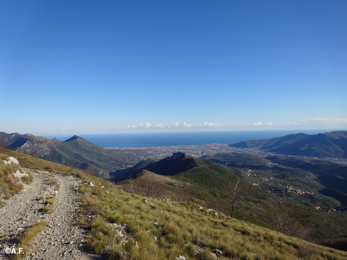 Panorama verso la Piana di Albenga e il mare, salendo al Monte Pendino