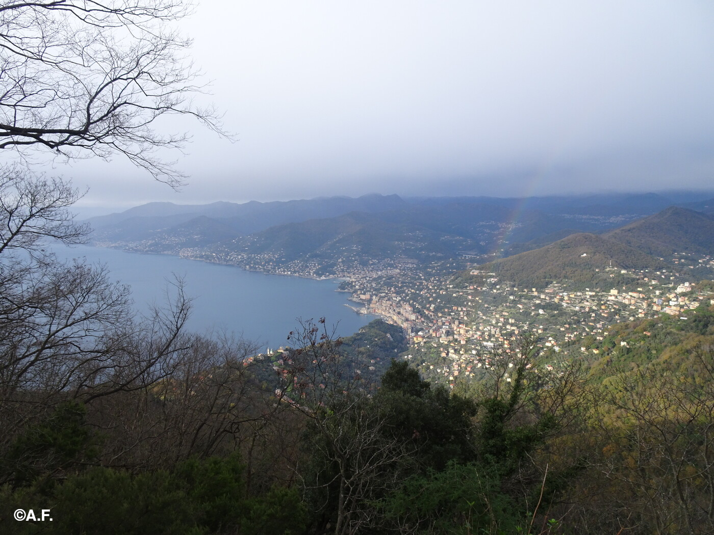 Arcobaleno su Camogli, visto dal punto panoramico del Monte di Portofino