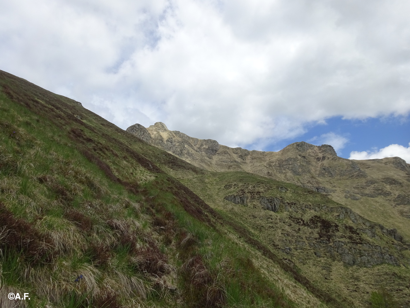 Il roccioso versante sud del Monte Matto