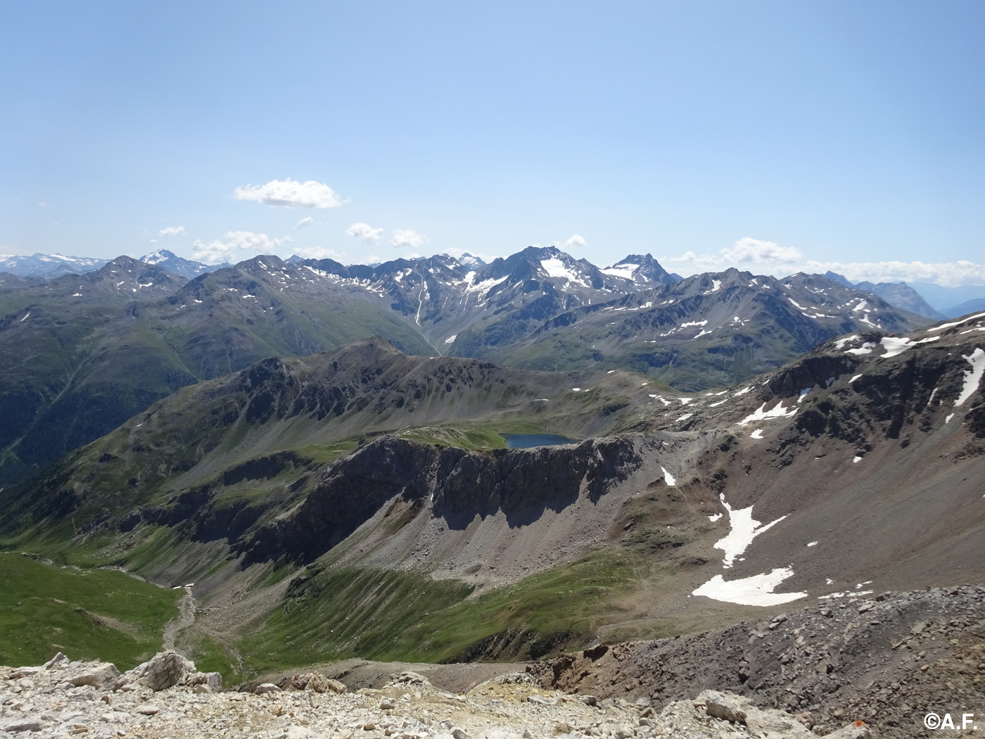 Panorama dalla vetta, con il Lago del Monte e i ghiacciai del Piz Paradisin