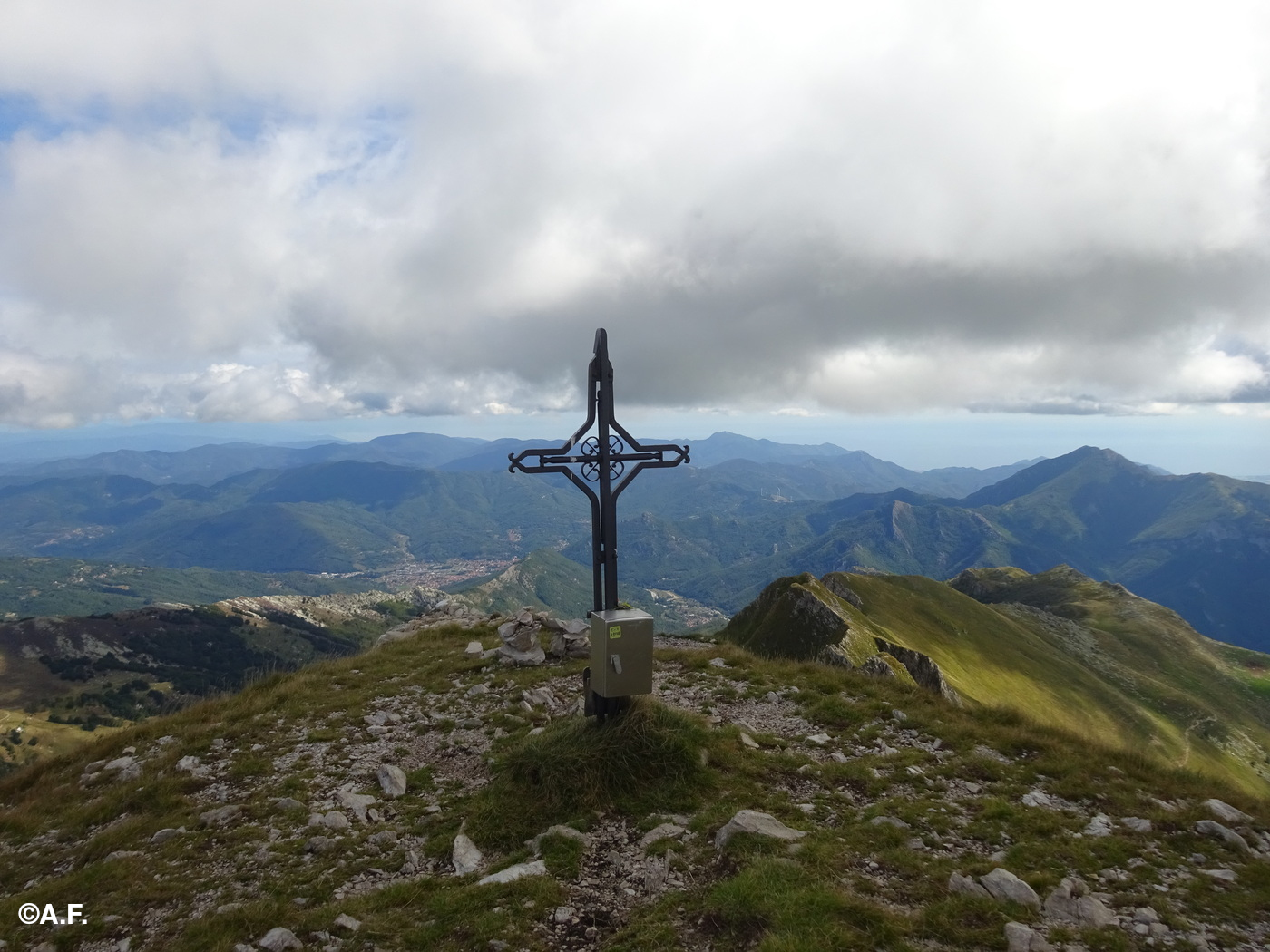 La croce di vetta del Monte Antoroto