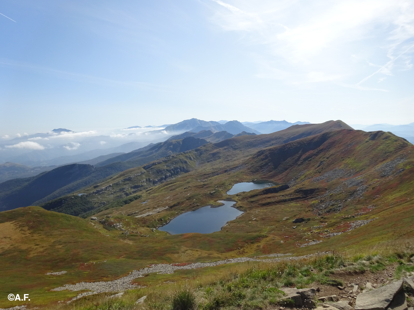 Panorama verso sud-est, con i Laghi Sillara e il crinale Tosco-Emiliano