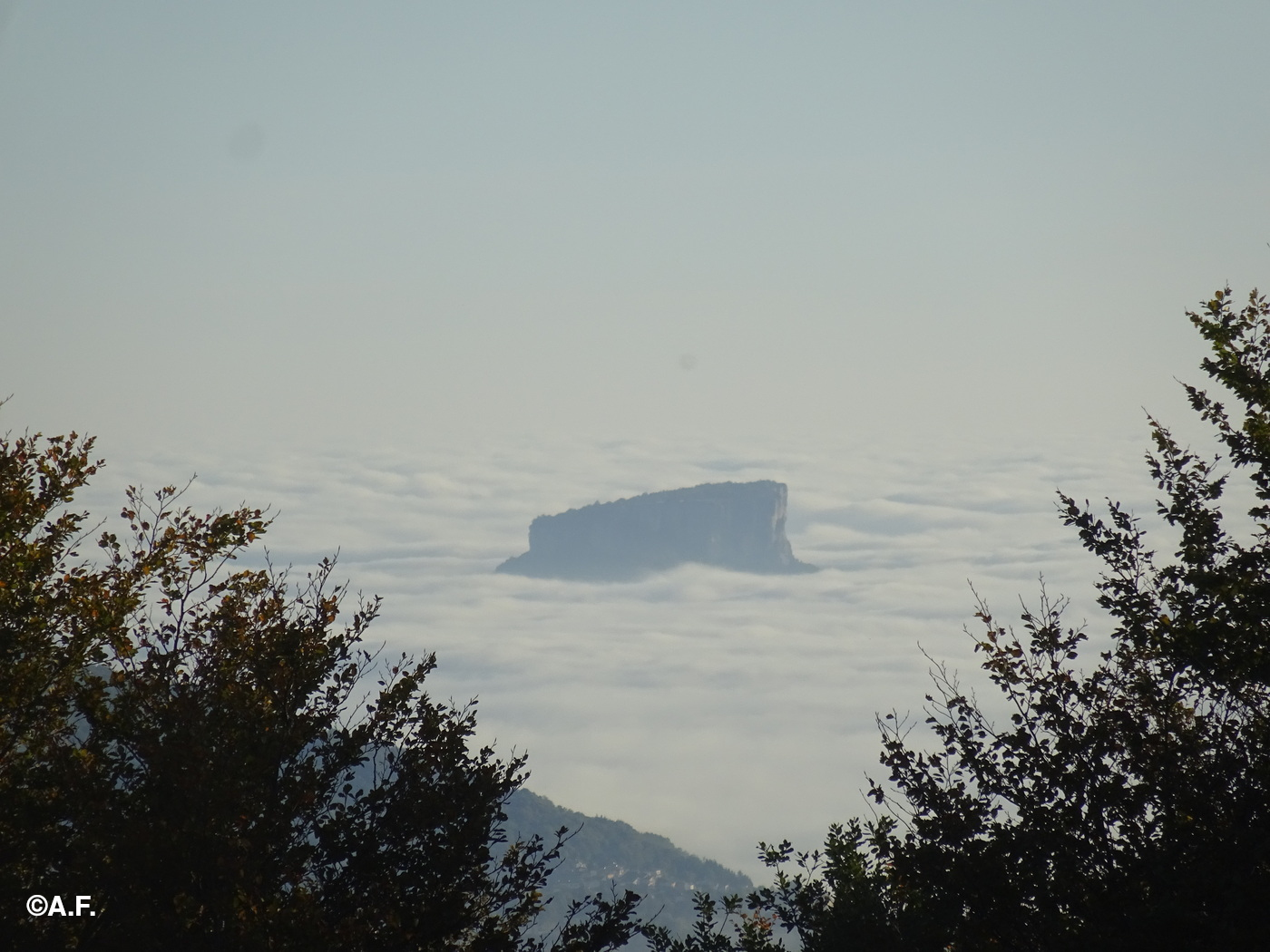 La Pietra di Bismantova in un mare di nubi, dal Passo del Cerreto