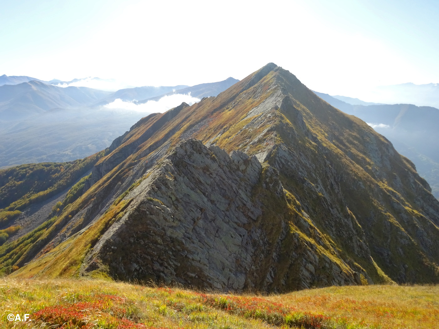 La Tecchia dei Corvi e la cresta appena percorsa