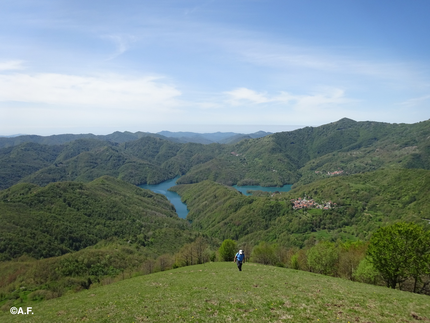 Il dorso del Bric di Rondanina e il Lago del Brugneto