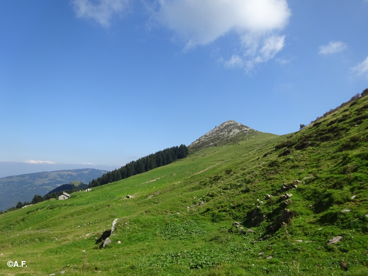 Il Monte Merdenzone visto dall’ultimo tratto della discesa
