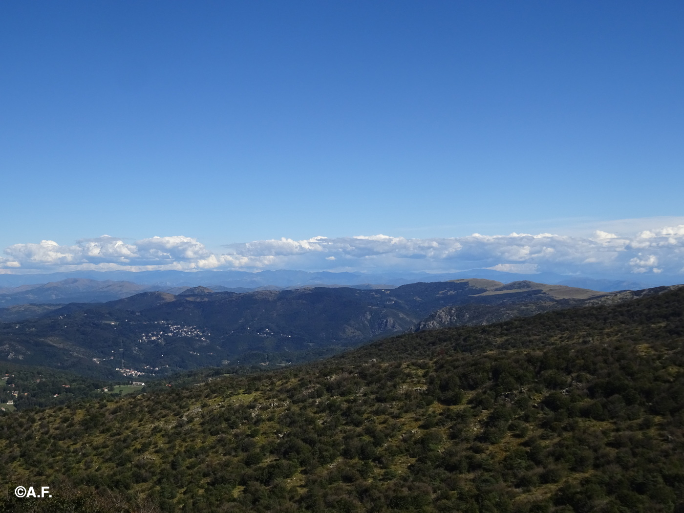 Panorama verso est dal Monte Ermetta