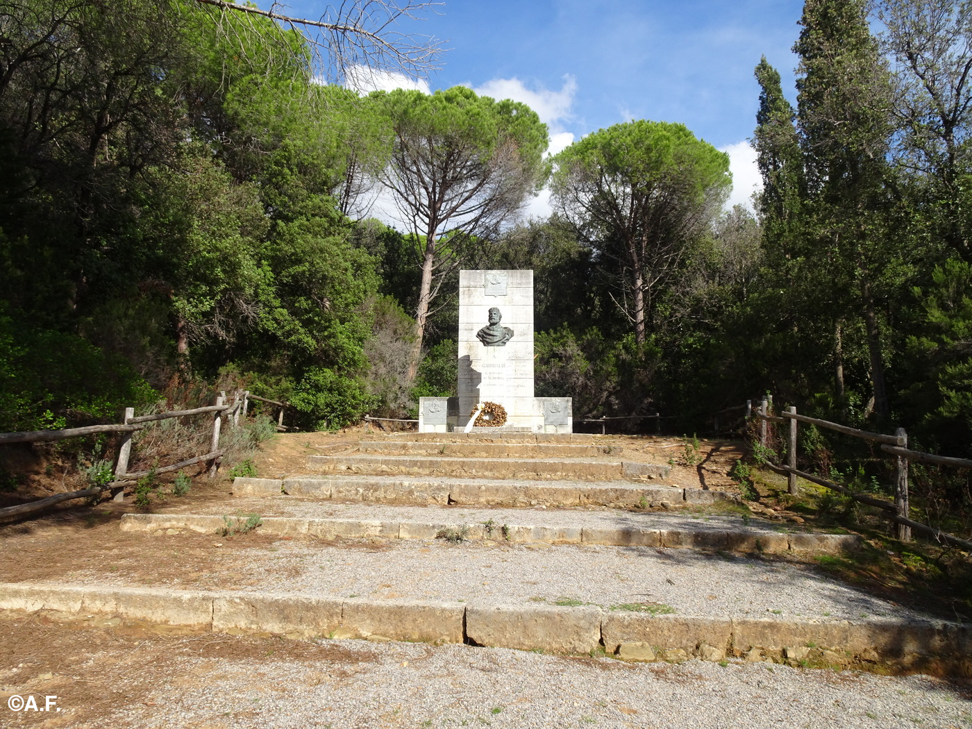 Il monumento a Garibaldi presso Cala Martina