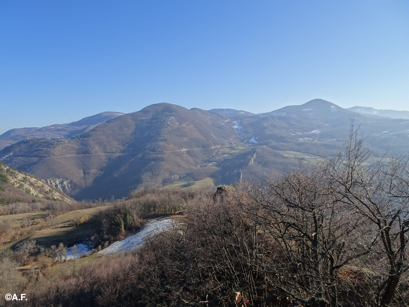 I monti Montagnana, Scaletta, Scarabello e Cervellino visti dai pressi di Cassio