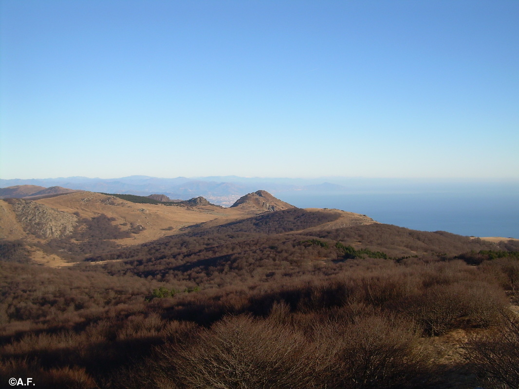 Panorama dal Monte Béigua verso est: al centro il Monte Rama; sullo sfondo Genova, l'Appennino Ligure e il mare
