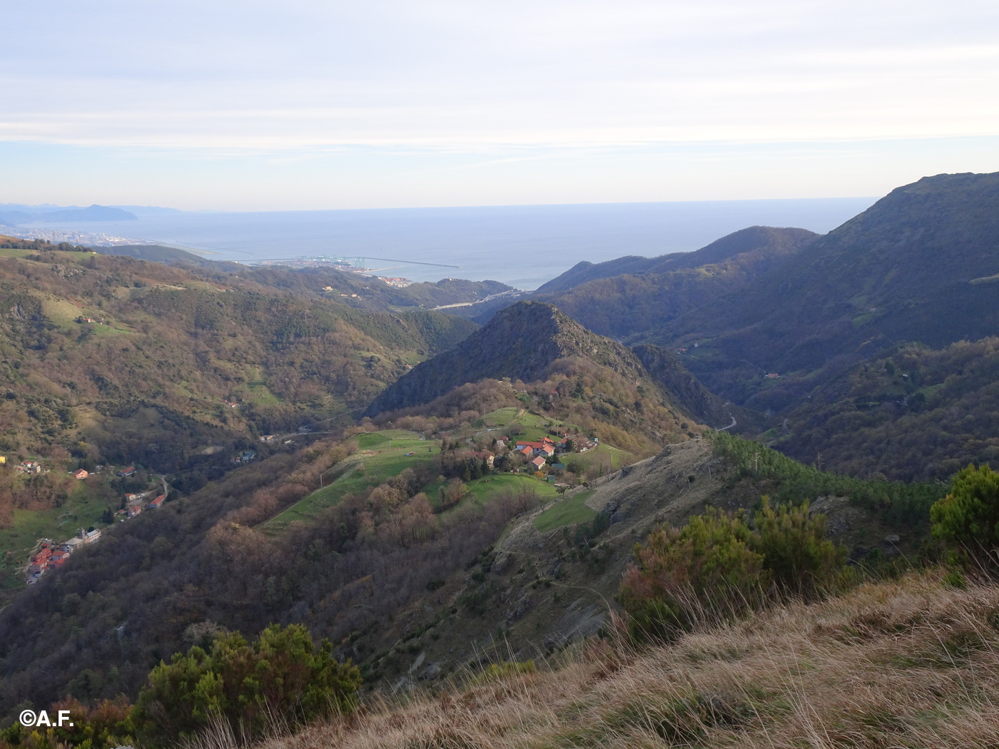 Il costone di Case Seuggi, con il Bric Castelnegro e il mare sullo sfondo