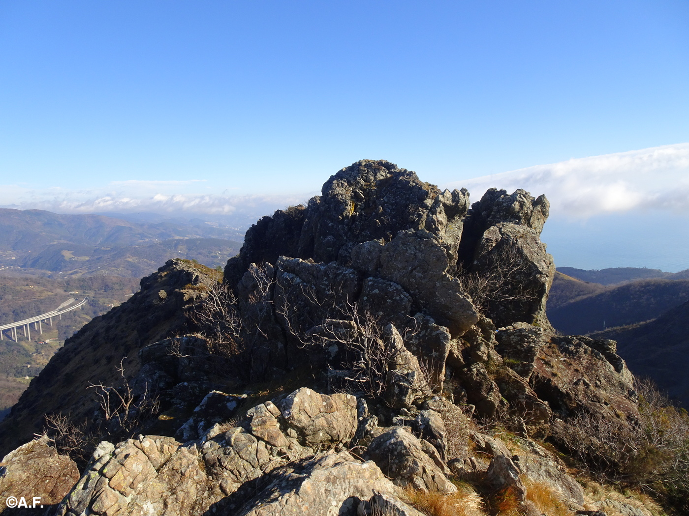 Il groppo roccioso sommitale della Rocca dei Gatti