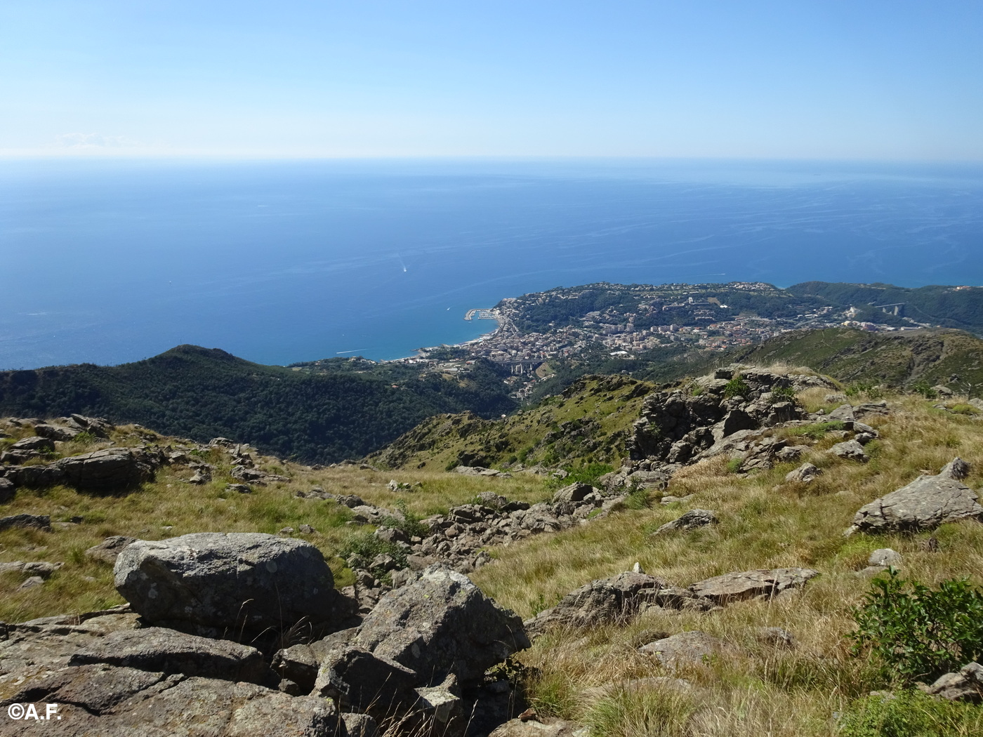 Il paese di Arenzano visto dalla Rocca dell'Erxo