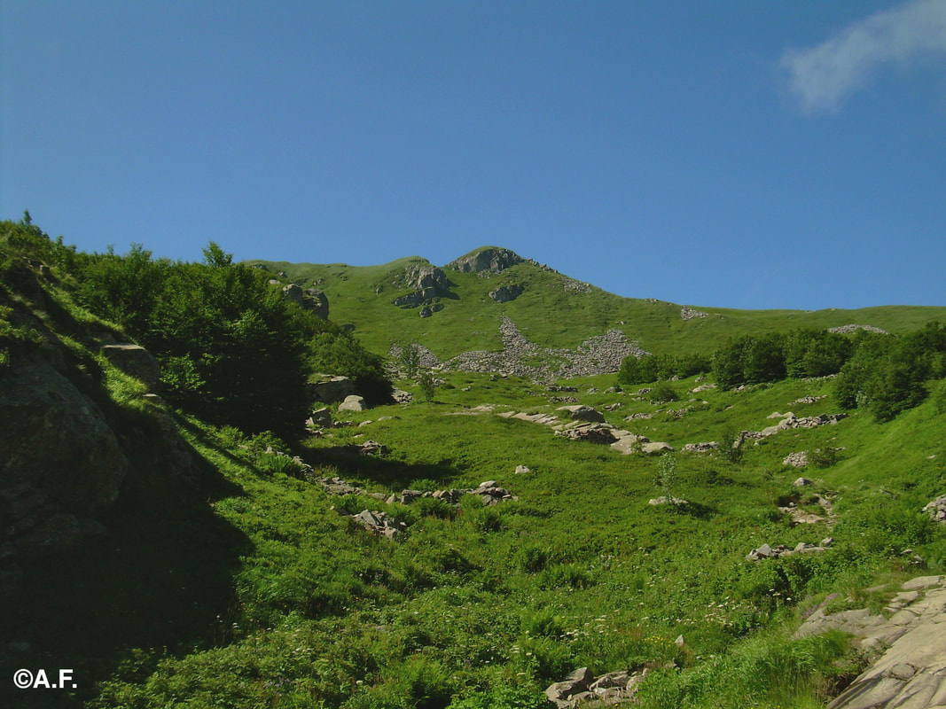 Il Monte Aquilotto sovrasta la parte intermedia del percorso