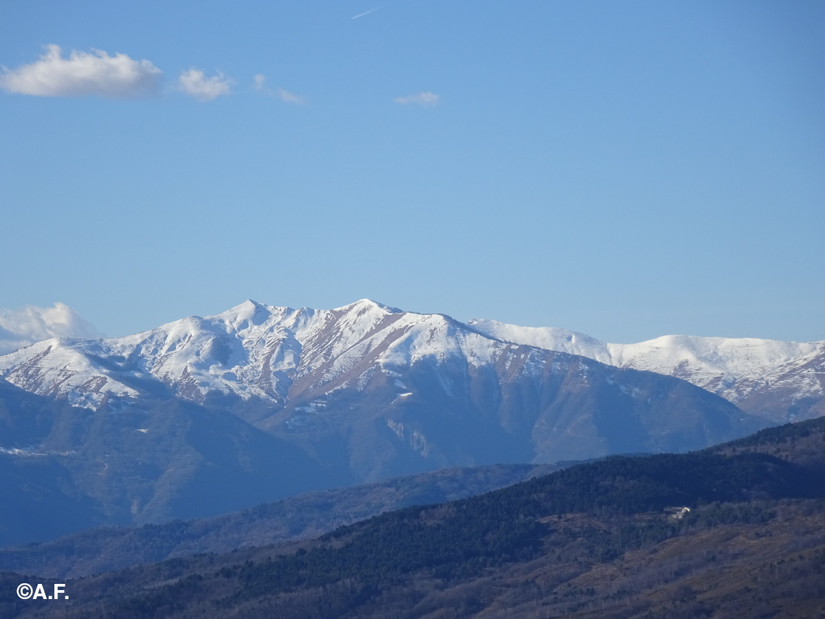 Monte Frontè e Cima Garlenda visti dal Castell'Ermo; sullo sfondo a destra il Monte Saccarello