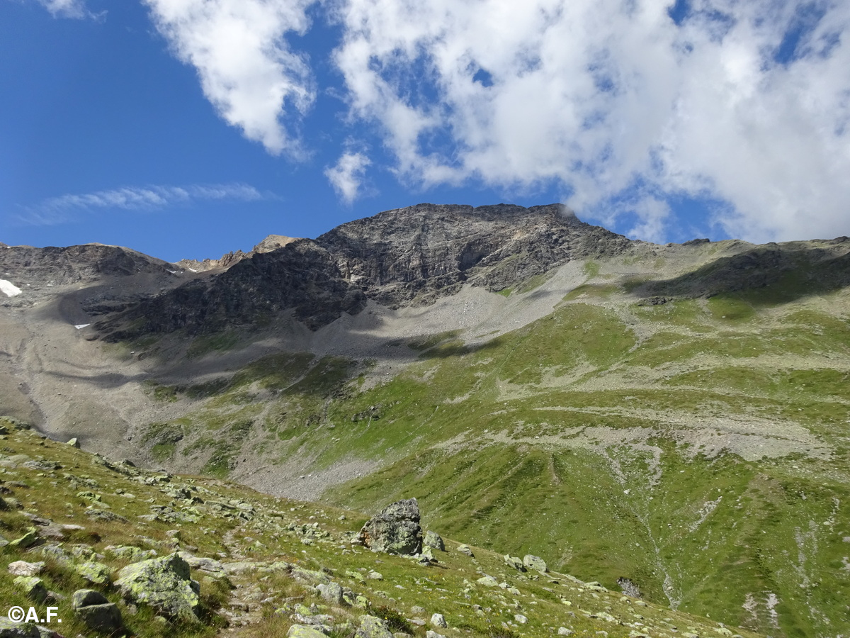 La parete del Sass Queder vista dalla Val d'Arlas