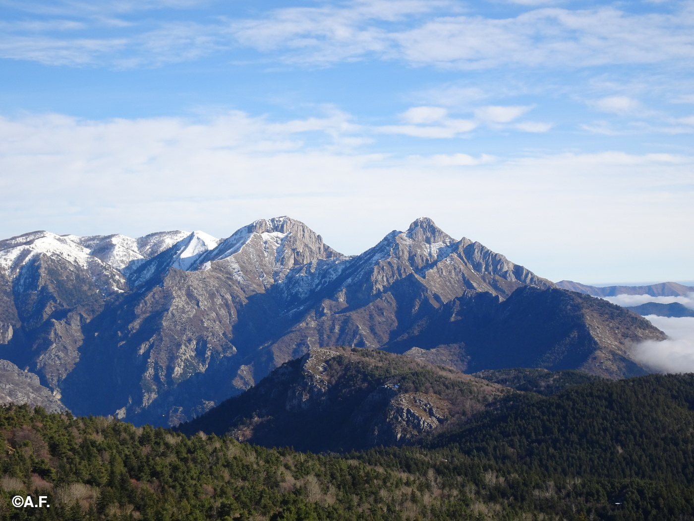 I monti Pietravecchia e Toraggio dalla Punta dell'Arpetta