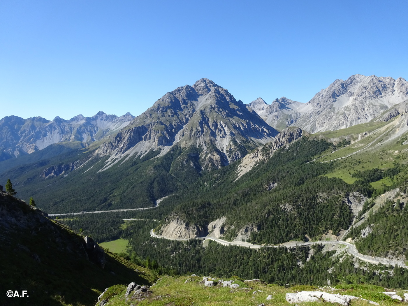 L'elegante Piz Nair visto dalla cima del Jalet