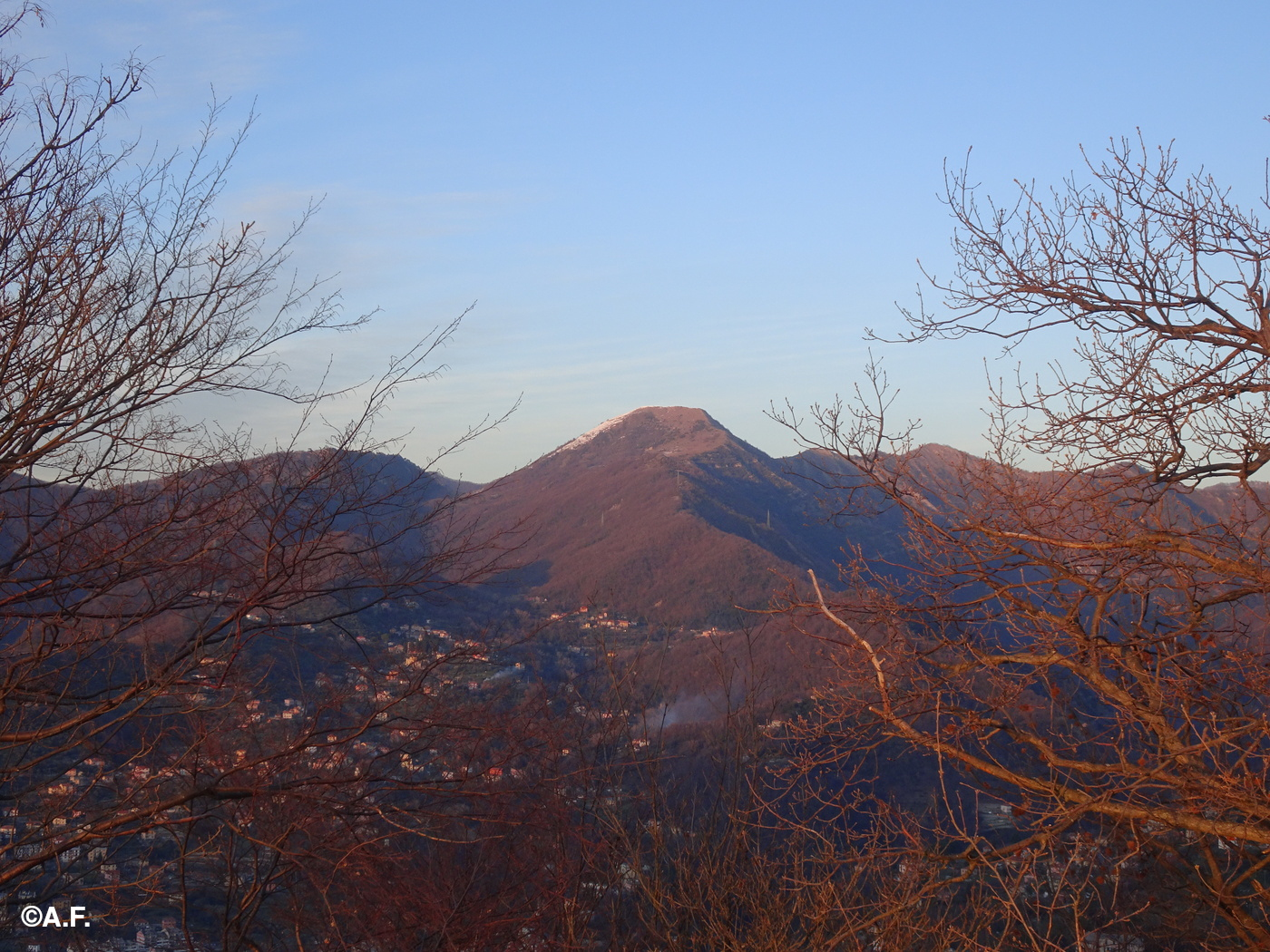 Il Monte Alpesisa visto dai pressi di Bávari