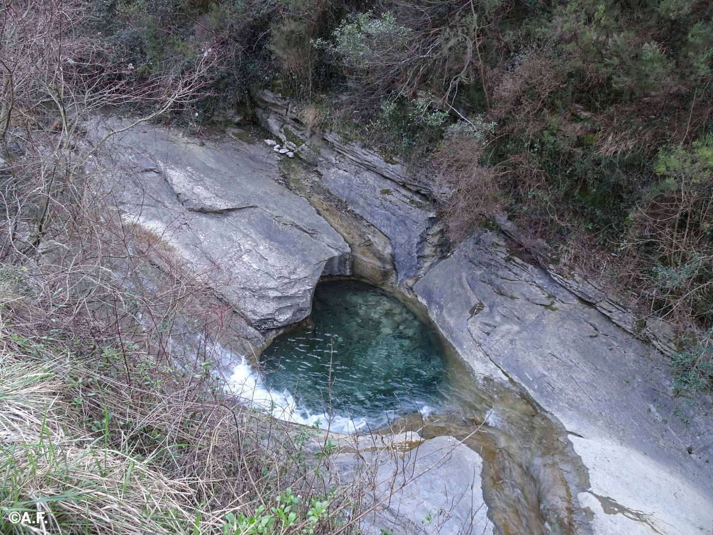 Pozza a forma di cuore lungo il Rio di Nervi