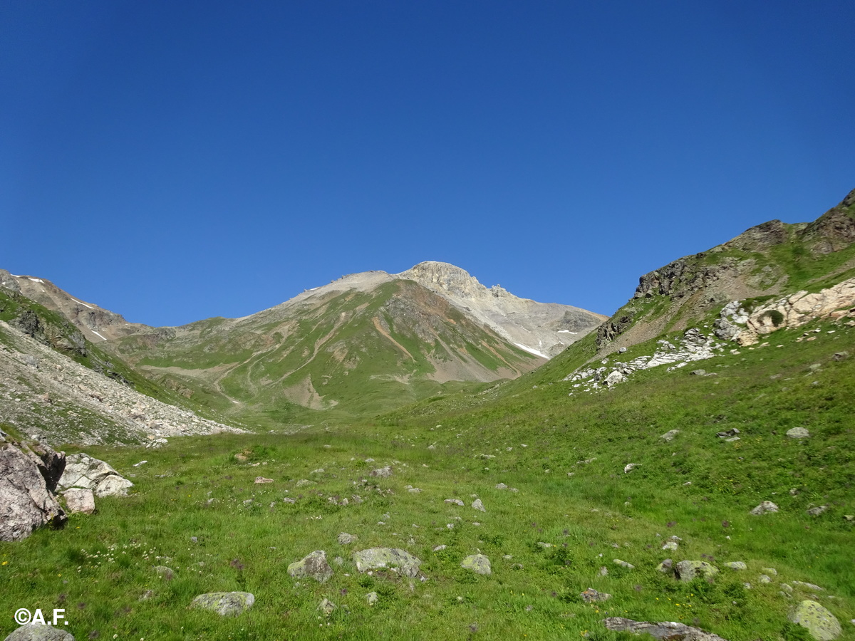 Il Monte Garone visto dalla Valle del Monte