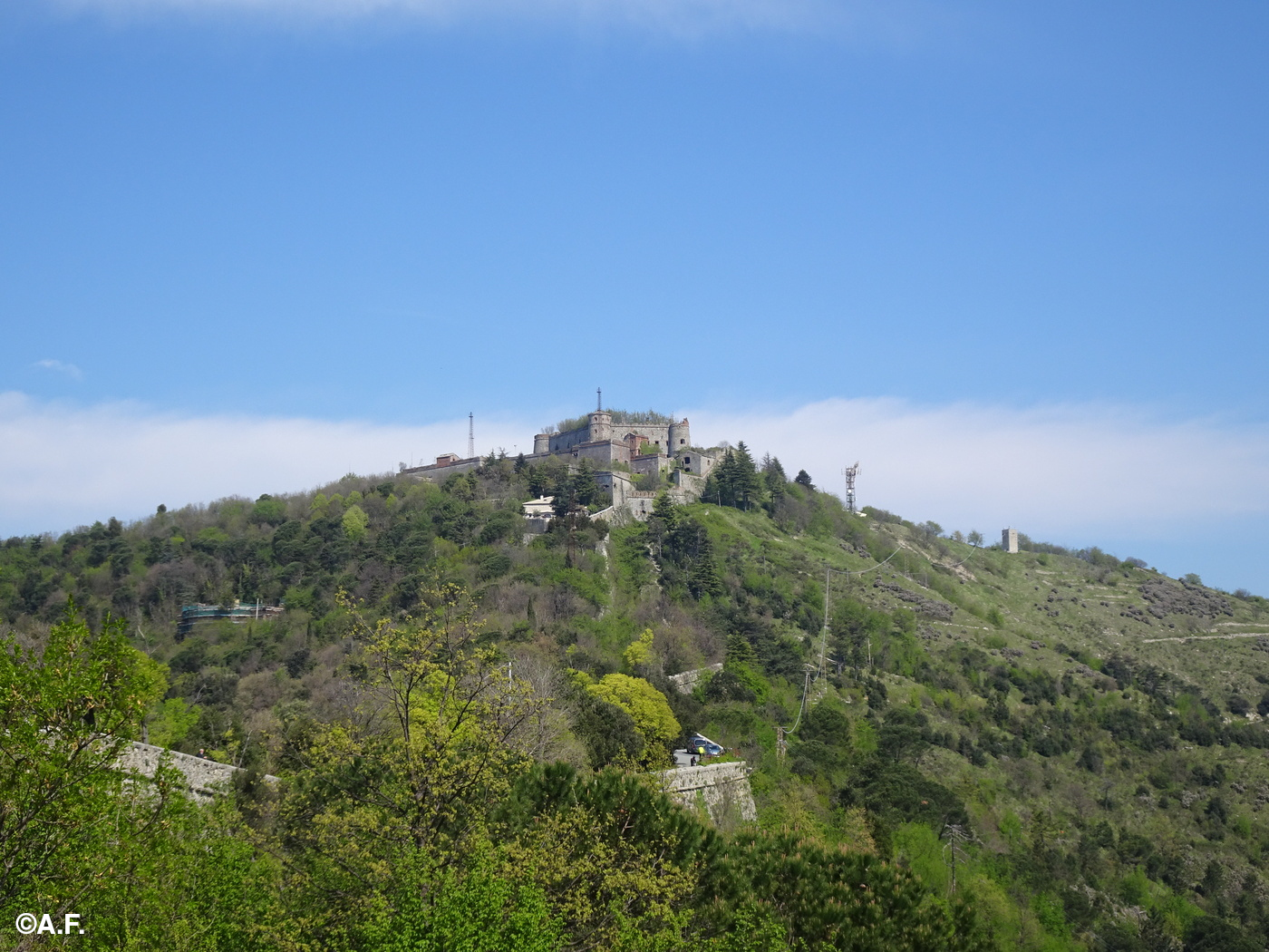 Il Forte Sperone visto dal piazzale panoramico del Peralto