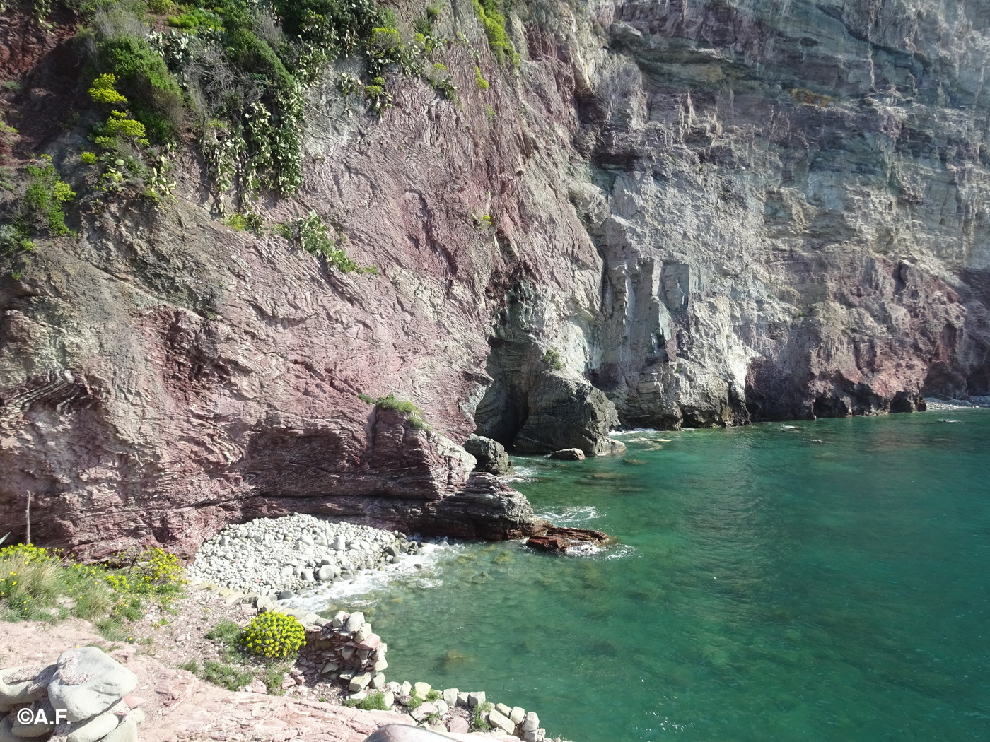 L'incantevole caletta di Albana, con le sue falesie multicolori