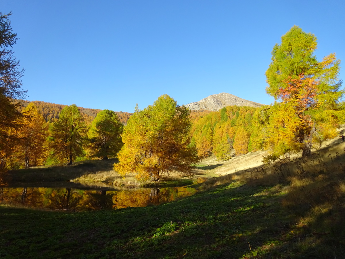 Il laghetto di Poggio del Lagone e il Monte Bertrand