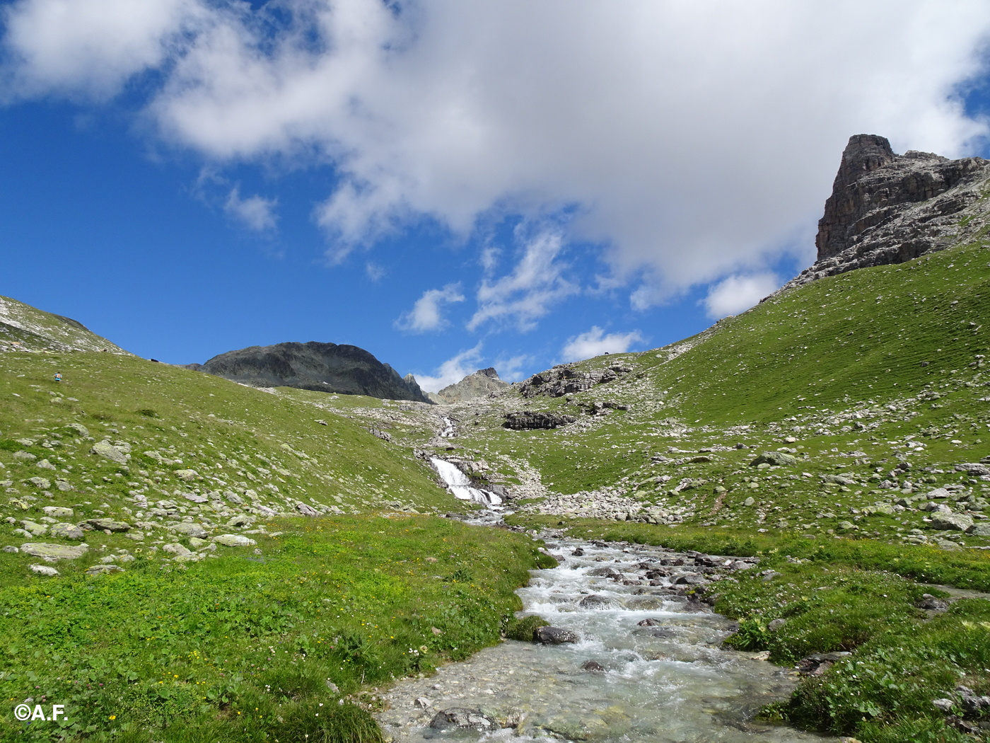Scorcio della Val d'Agnel; sullo sfondo il pizzo omonimo, sulla destra il Corn Alv