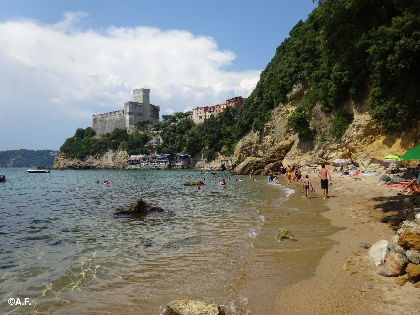 Una delle due spiagge, con il Castello di Lérici sullo sfondo