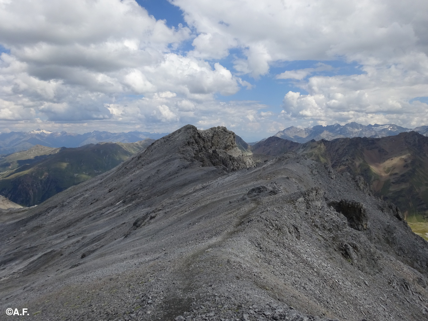 L'ampia cresta detritica tra l'anticima e le vette del Piz Umbrail