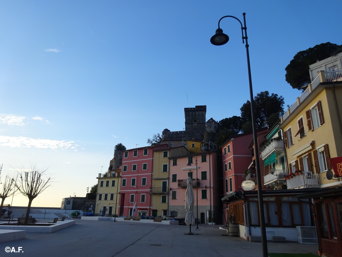 Il borgo e il castello di San Terenzo
