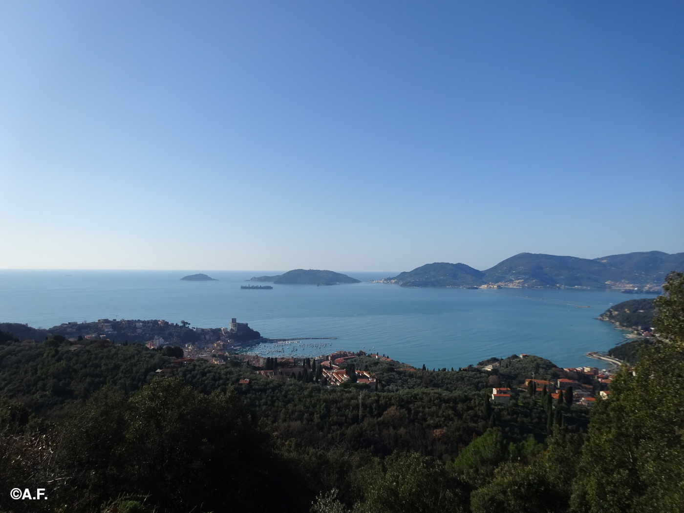 Panorama dalla Cava della Rocchetta, su Lérici e le isole