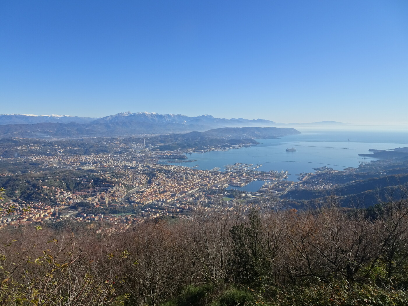 Panorama dal Monte Parodi su La Spezia, il golfo e le Apuane