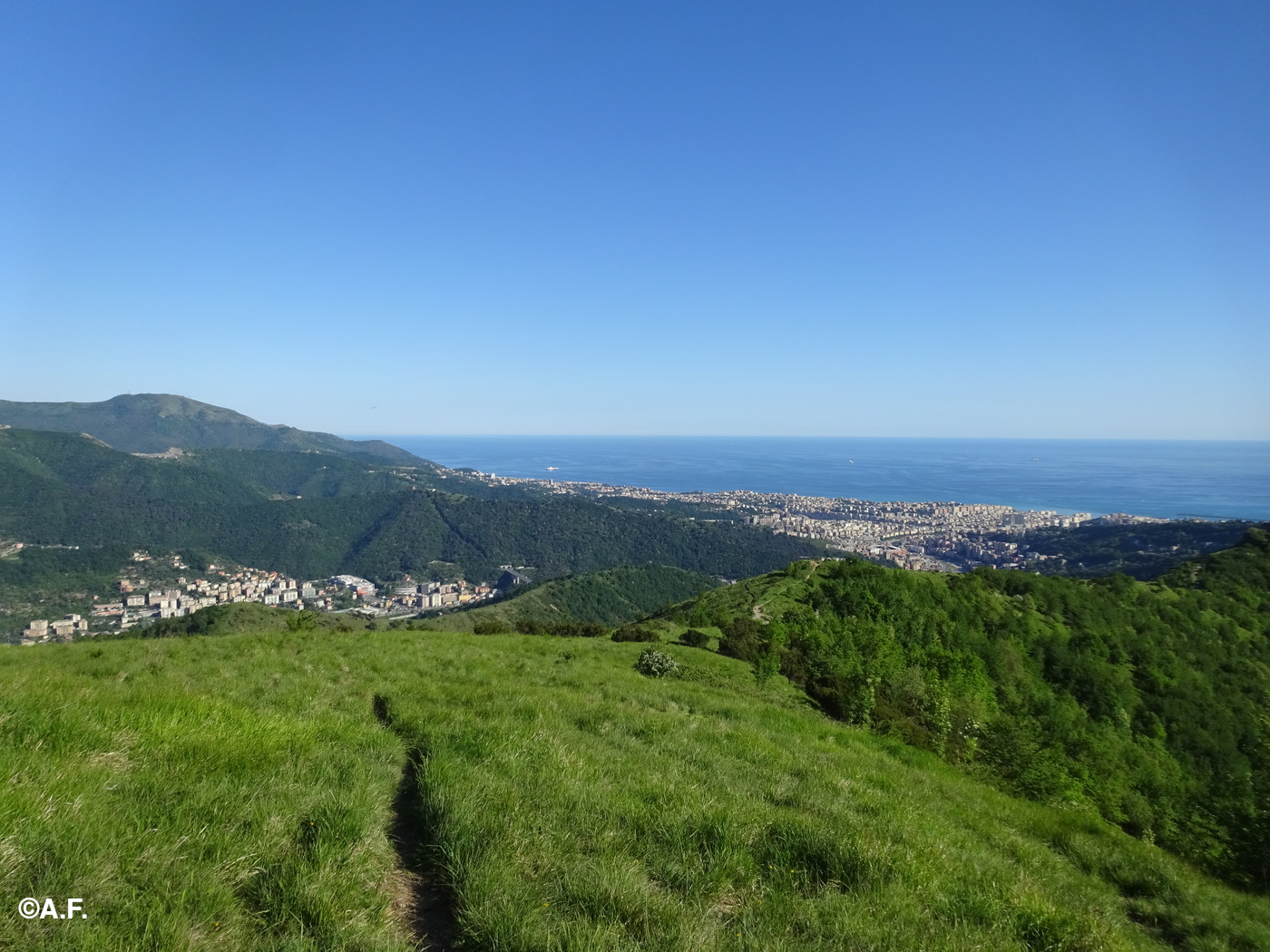 Panorama salendo al Monte Sellato su Genova, il mare e il Monte Fasce