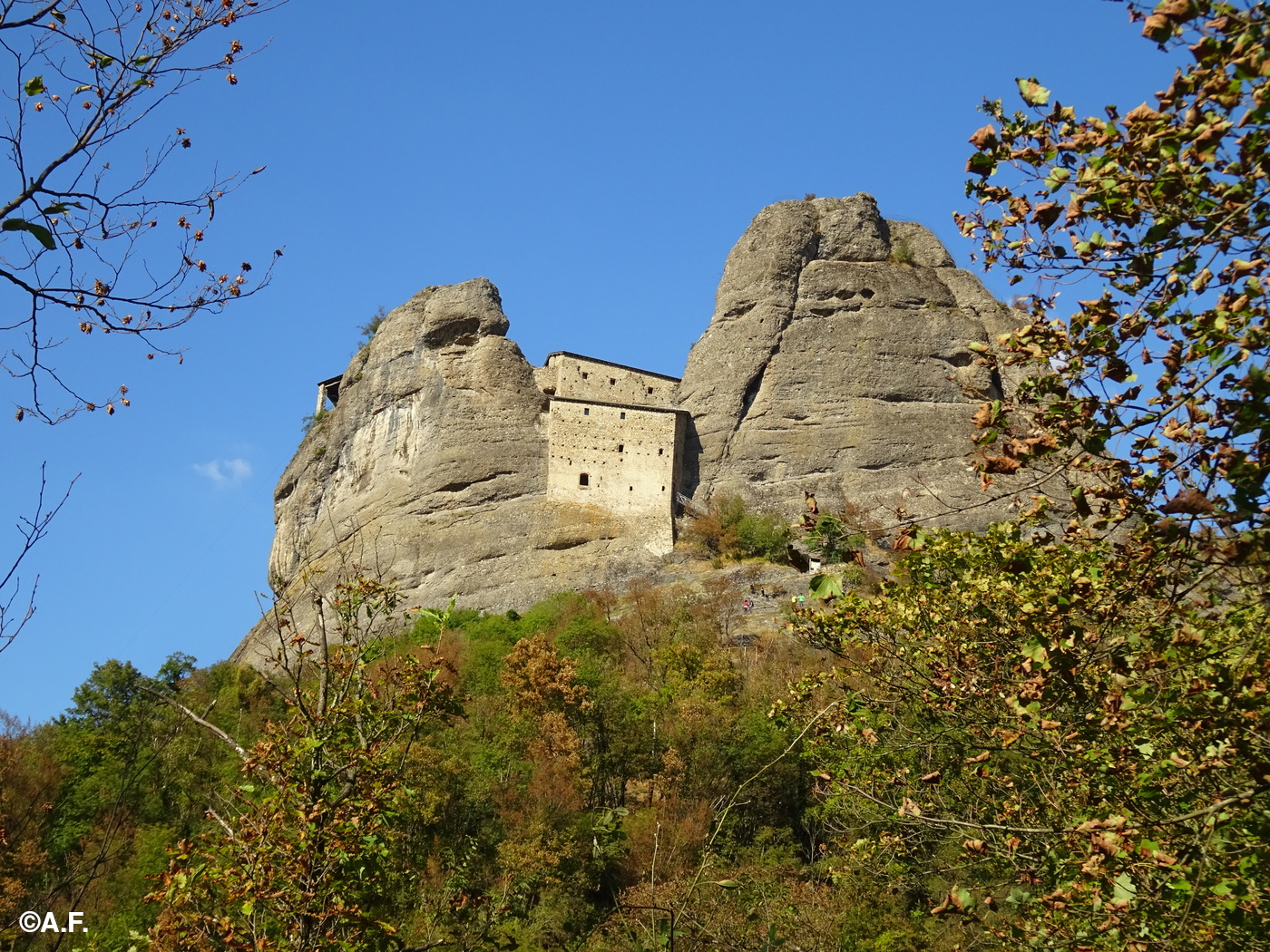 Il Castello della Pietra visto dal sentiero d'accesso