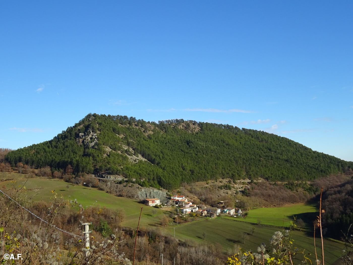 Il Monte Pradegna visto dai pressi di Cadelmonte