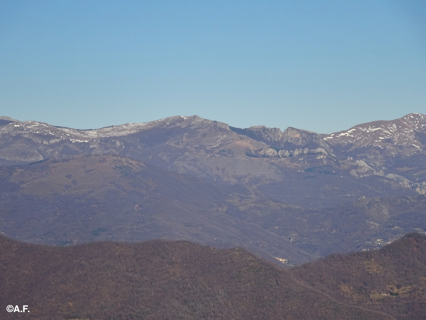 Zoom sul Monte Dubasso dal Pizzo d'Evigno