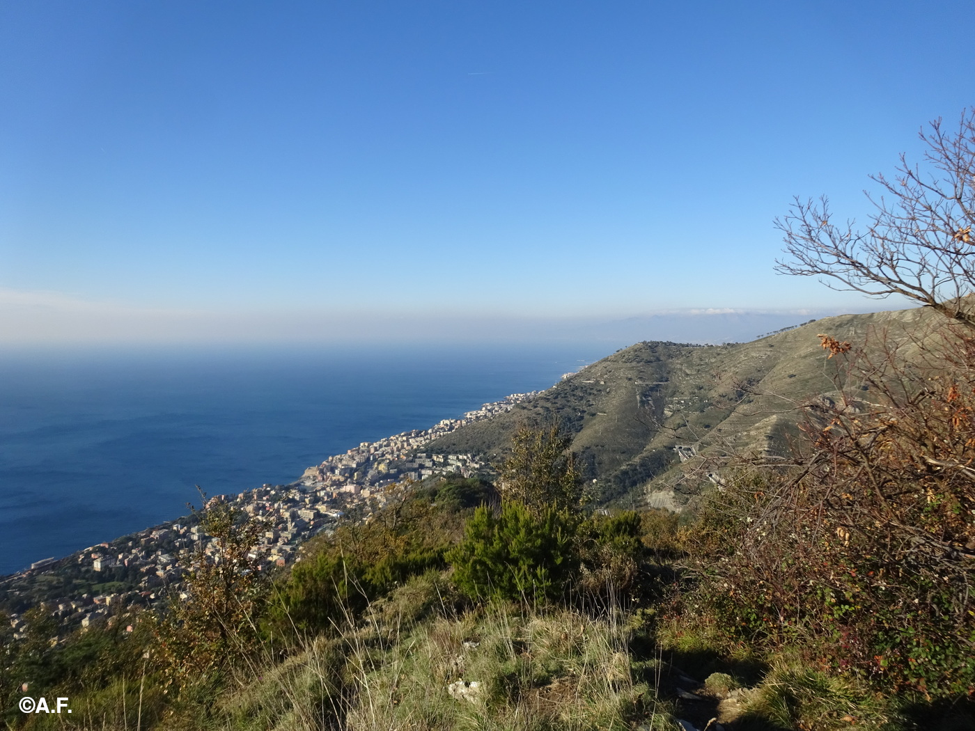 Nervi e Quinto visti dalla cresta del Monte Giugo