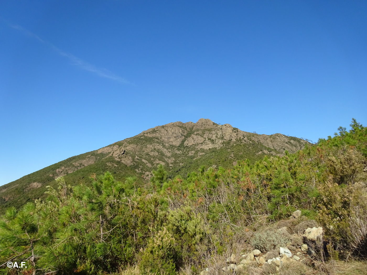 Il Monte Róssola visto dai pressi del Monte delle Streghe