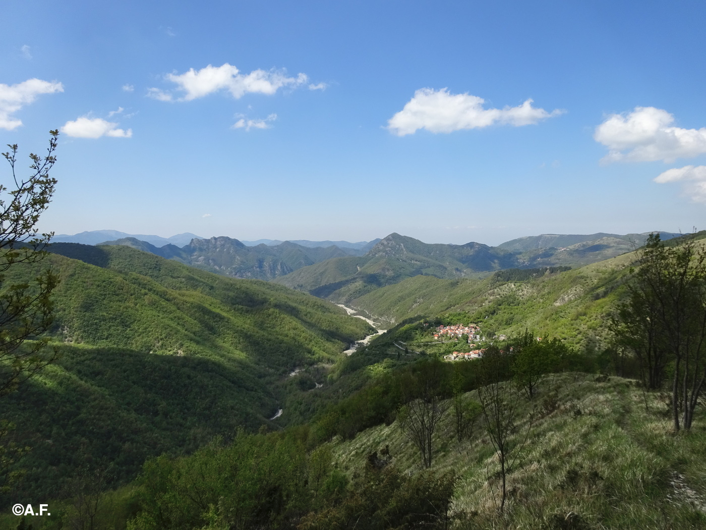 Panorama verso la Val Vóbbia, con le Rocche del Reopasso e il Monte Cravì