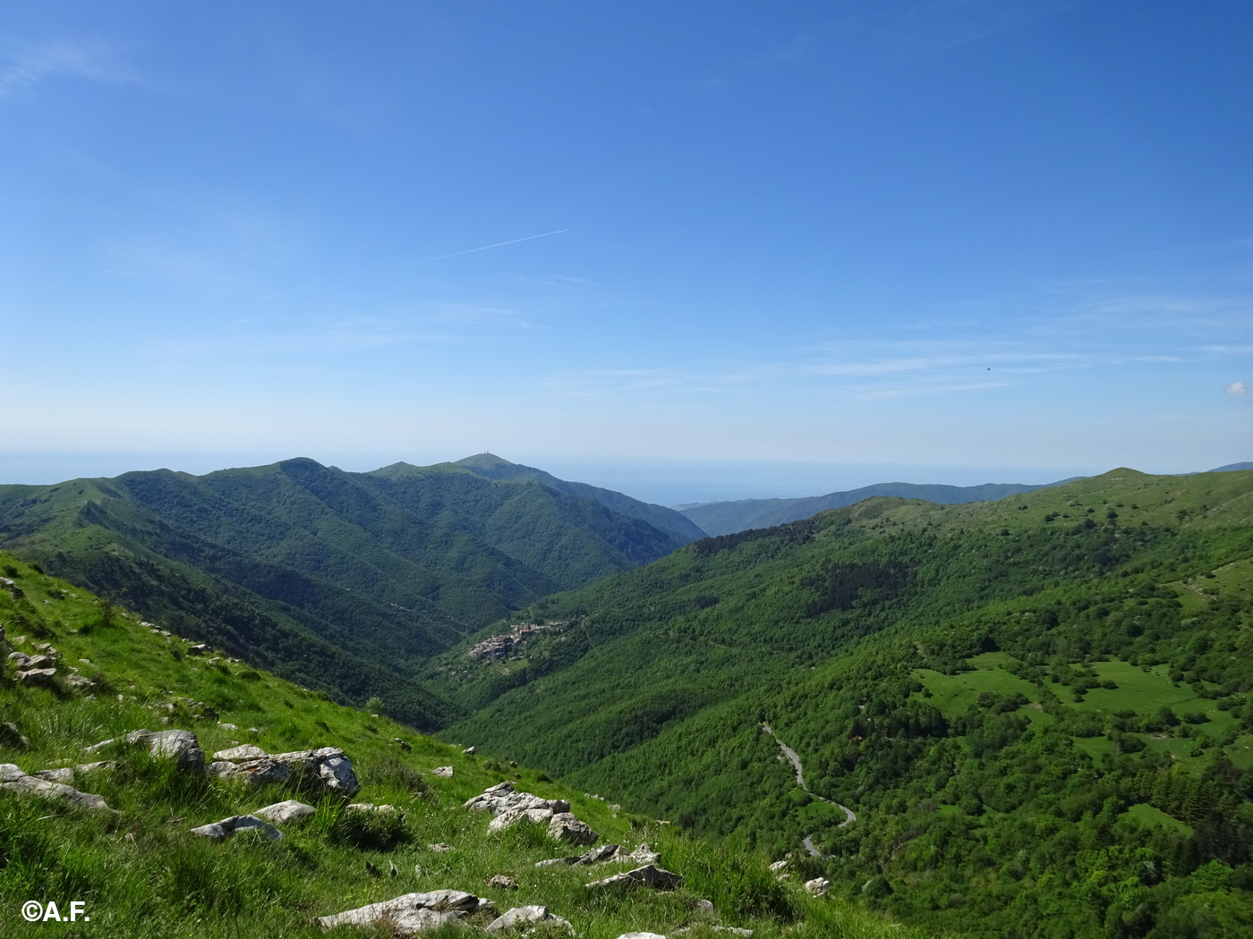 Salendo al Monte Grande: vista su Carpasio, sul Monte Faudo e sul mare